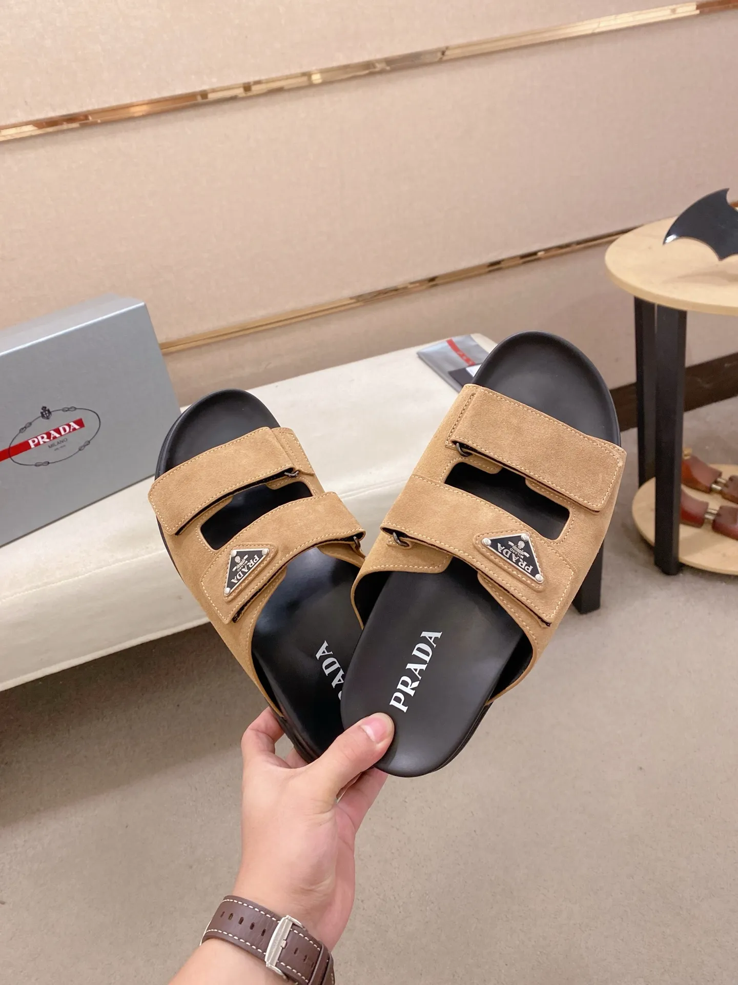 Men's shoes 💰: 440💰 [PRADA Slippers] High-end men's shoes brand official website 1:1 latest masterpiece: original mold opening and customization, the fabric is made of imported suede cowhide original material, upgraded outsole, lighter and non-slip. The market's top quality, simple yet tasteful, a must-have for fashionistas, fashionable at your feet, full of confidence, the same style at the counter 👍The season of summer slippers is here. Code: 38-45